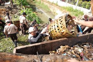 Mengatasi Ancaman Banjir: Jefridin dan Pramuka Bersihkan Parit di Batam