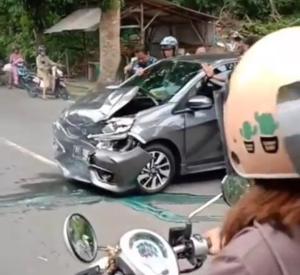 Karpet Mobil Nyangkut di Gas, Pengemudi Mazda Tabrak Sejumlah Kendaraan di Tanjungpinang