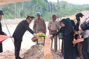 Polresta Barelang Berikan Penghormatan Terakhir untuk Briptu Ayub Fitrah