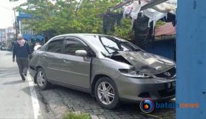 Rem Blong, Truk Solar Seruduk Honda City di Karimun