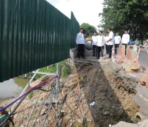 Gerak Cepat, Wako Rudi Perbaiki Jalan Ambrol di Sagulung