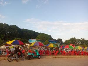 Pemandangan Pedagang Kaki Lima yang Direlokasi Tutup Jalan Hingga Bertumpuk
