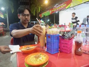 Buka 24 Jam, Warung Indomie di Tanjungpinang Ini Tawarkan Menu Lokal hingga Mie Bangladesh