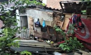 Bencana di Pesisir Bandar Lampung: Dua Rumah Roboh dan Tenggelam Akibat Hujan Deras