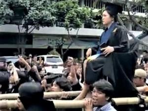 Video Viral: Wisudawati Terbaik Universitas Nommensen Medan Diarak Seperti Raja