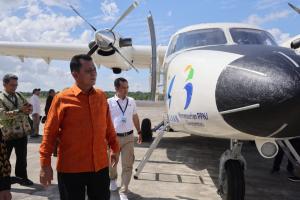 Gubernur Ansar Jajal Pesawat N219 Buatan PT Dirgantara Indonesia