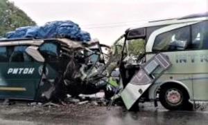 Bus Intra dan Bus PMTOH Laga Kambing di Bagan Batu Rohil, 2 Penumpang Cidera Berat