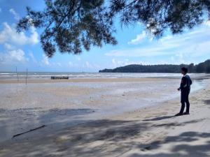 Eksotisme Pantai Mempanak di Lingga, Pesona Pasir Putih yang Menawan