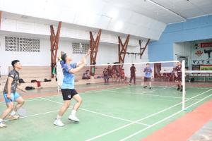Personel Polisi di Lingga Adu Tangkas di Turnamen Bulutangkis Semarak Hari Bhayangkara ke-77