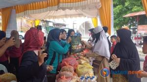 Jelang Idul Adha, Warga Karimun Serbu Pasar Murah Belanja Kebutuhan Pokok