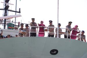 Polres Bintan Tabur Bunga di Pelabuhan Tanjunguban untuk Peringati Hari Bhayangkara ke-77