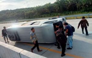 8 Dosen di Kampar Terluka dalam Kecelakaan Minibus di Tol Pekanbaru-Bangkinang