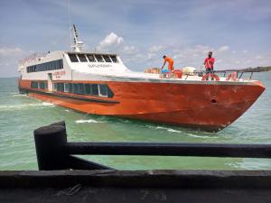 Antrean Panjang Penumpang Antarpulau di Pelabuhan Sri Bintan Pura Menjelang Idul Adha