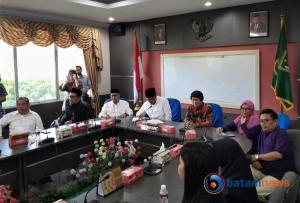 Kunjungan LPAI ke DPRD Batam: Legislator Cepat Menyimpan Asbak Rokok