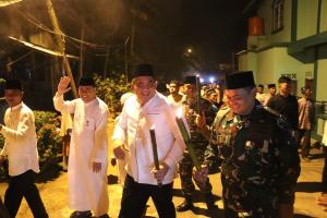 Pawai Obor di Desa Kelong Bintan: Bupati Roby Kurniawan Gemakan Takbir Idul Adha dari Pesisir PulauÂ 