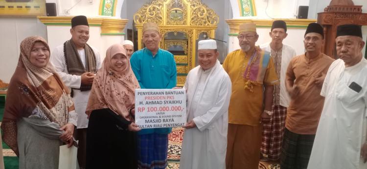 Suryani Serahkan Bantuan Operasional Rp 100 Juta Presiden PKS ke DKM Masjid Sultan Riau Penyengat