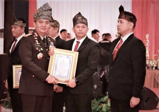 Berhasil Ungkap Kasus Korupsi dan Perbankan, Kompol Teddy Adrian dan Timnya Dianugerahi Penghargaan Oleh Kapolda Riau