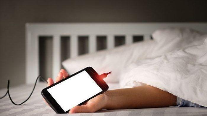 Kronologi Seorang Pria Kesetrum Saat Cas Hape: Dua Hari Ditelepon Pacar