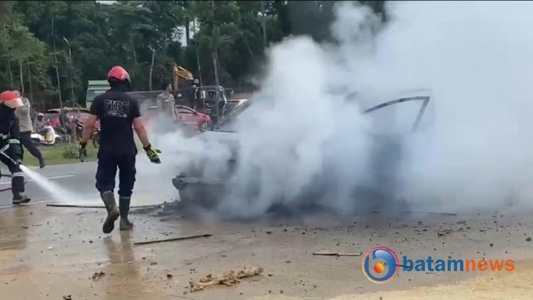 Mobil Mazda CX-7 Terbakar di Depan Perumahan Cendana Batam