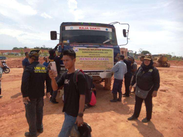 Ratusan Warga Nongsa Batam Blokir Pekerjaan Cut and Fill, Emak-emak Turun Tangan