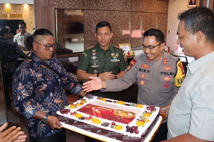 Dandim 0315 Tanjungpinang Sambut Hari Bhayangkara ke-77 dengan Kue Ulang Tahun di Polres Bintan