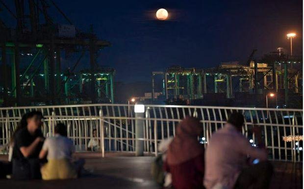 Meski Berawan, Warga Singapura Akhirnya Bisa Menyaksikan Supermoon Tadi Malam