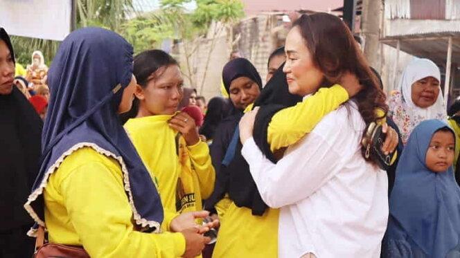 Sejumlah Emak-emak di Batam Menangis Haru Setelah Rumahnya Direhab Berkat Cen Sui Lan