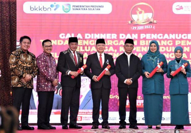 Berhasil Pengendalian Penduduk: Gubernur Ansar dan Dewi Ansar Terima Penghargaan Manggala Karya Kencana Tahun 2023