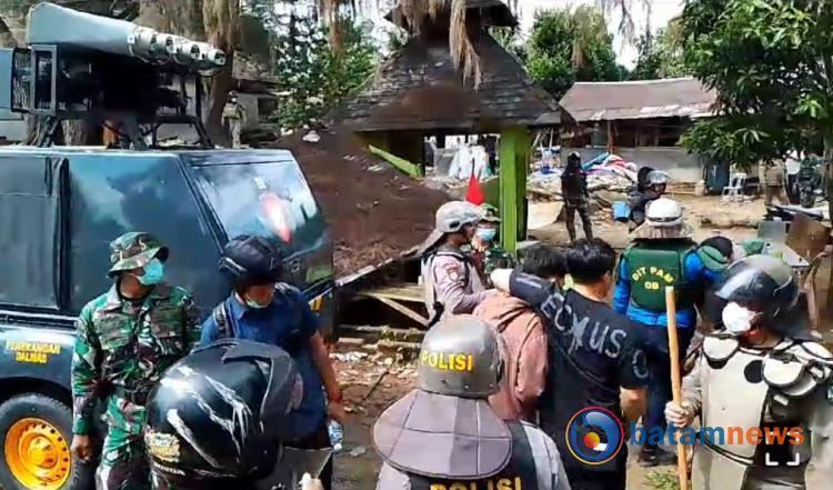Rusuh Penggusuran Rumah Liar di Tanki Seribu Batam, 14 Warga Diamankan Petugas