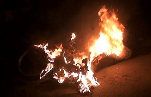 Bayi Disandera, Pelaku Perampokan di Jambi Dihakimi Massa dan Motor Dibakar oleh Warga
