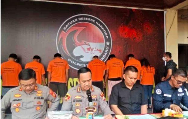 Satresnarkoba Polresta Pekanbaru Tangkap 3 Pengedar Sabu, 19 Paket Sabu Disembunyikan Dalam Pasir
