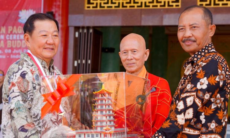 Sekdaprov Kepri  Hadiri Peresmian Pagoda Tertinggi di Indonesia,  Sata-Saharsa Buddha di Tanjungpinang