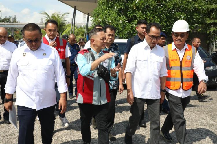 Menhub Budi Kunjungi Pelabuhan Domestik dan Internasional Sekupang Batam