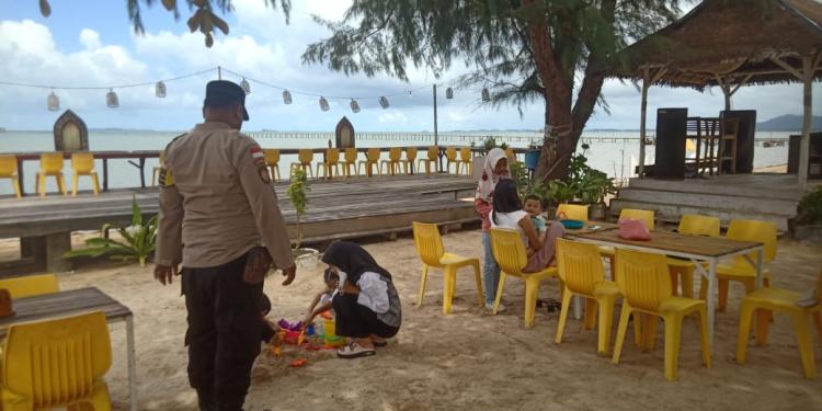 Personel Polsek Gunung Kijang Lakukan Patroli dan Himbauan di Tempat Wisata PantaiÂ 