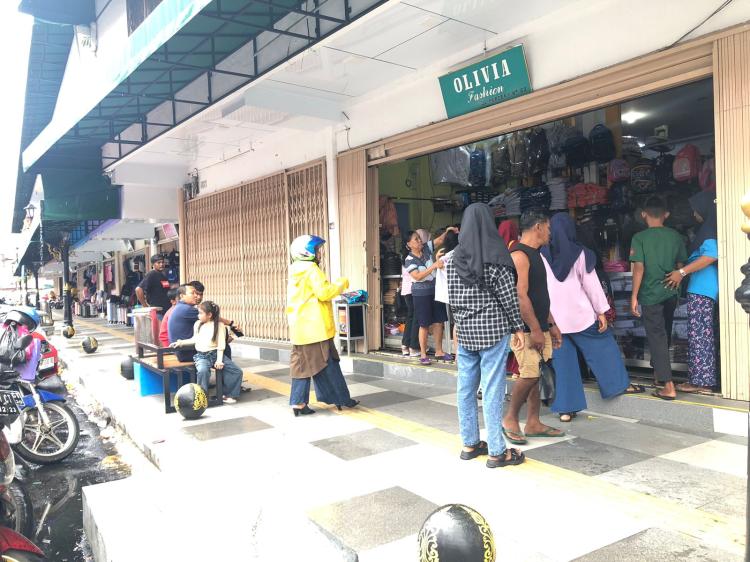 Toko Olivia di Kota Lama Tanjungpinang Diserbu Warga Belanja Perlengkapan Sekolah
