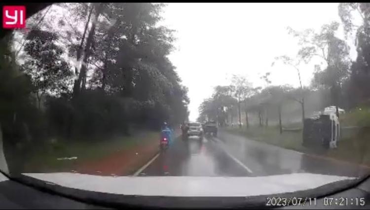 Kecelakaan Mobil Terbalik di Jalan Raya Sekupang-Batu Aji Sebelum Sei Temiang
