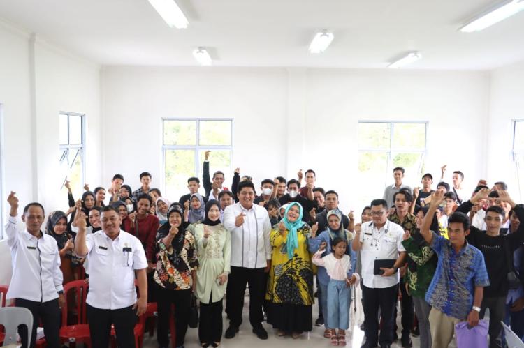 Bupati Bintan Roby Kurniawan Menyerahkan Ijazah Paket A, B, dan C kepada Warga Belajar SKB Bintan