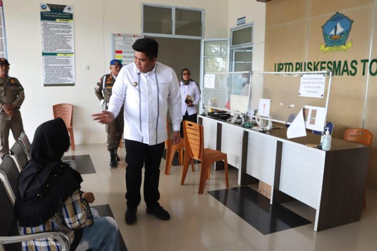 Bupati Roby Bincang Santai dengan Pasien dan Pegawai Puskesmas Toapaya: Suasana Hangat dan Komitmen Kesehatan