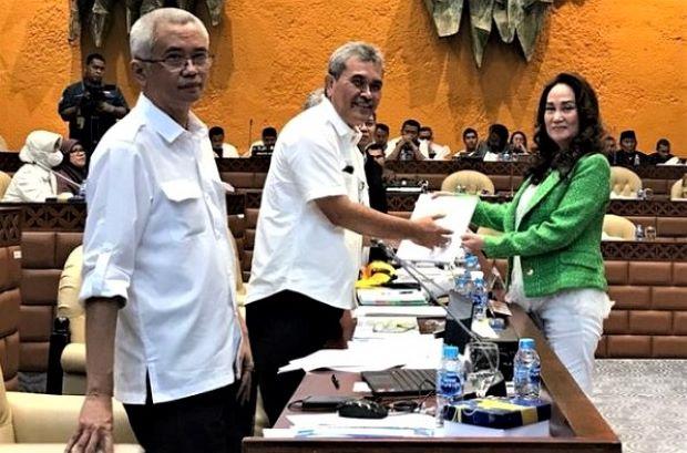Cen Sui Lan Menyerahkan Rencana Penanggulangan Banjir di Tanjungpinang dan Sungai Pelunggut Batam