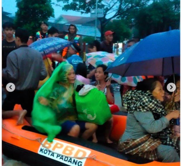 Banjir Parah Terjadi di Kota Padang, Tim SAR Gabungan Evakuasi Warga: Berikut Daerah Terdampak