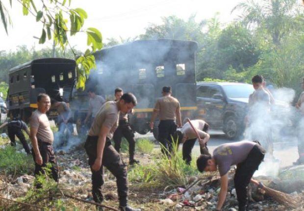 Polda Riau dan Poresta Pekanbaru Bersihkan Sampah Secara Serentak