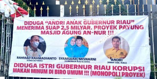 Menghebohkan! Viral Spanduk Anak Gubernur Riau Diduga Terima Suap Rp2,5 Miliar, Ini Jawaban Gubernur