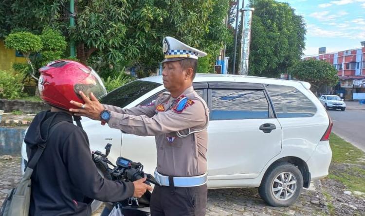 Satgas Operasi Patuh Seligi 2023 Polres Bintan Bagikan Helm SNI Gratis kepada Pengendara Sepeda Motor