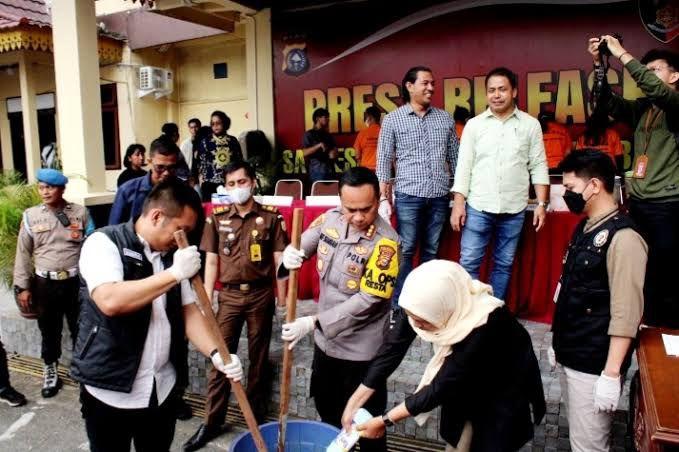 Polresta Pekanbaru Musnahkan 5 Kg Sabu dan Ribuan Pil Ekstasi Hasil Tangkapan dalam Sebulan