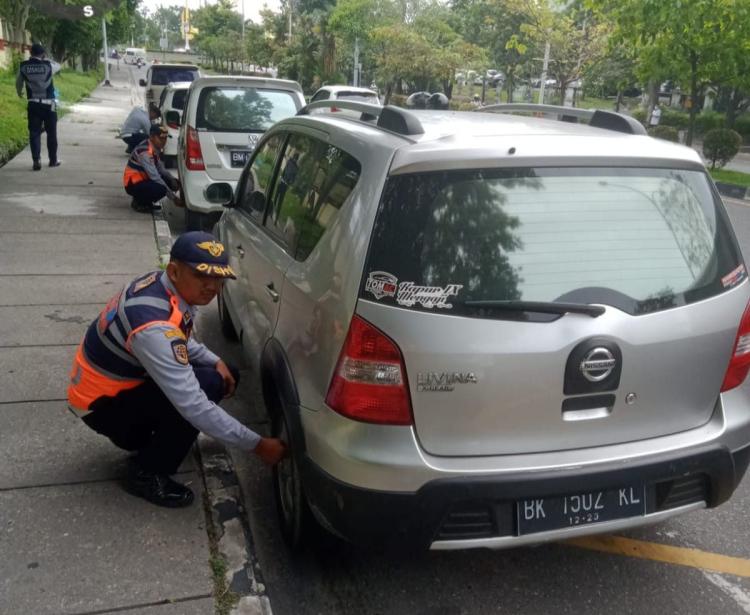 Tegas, Dishub Pekanbaru Gembosi 200 Kendaraan Bermotor Akibat Parkir Sembarangan