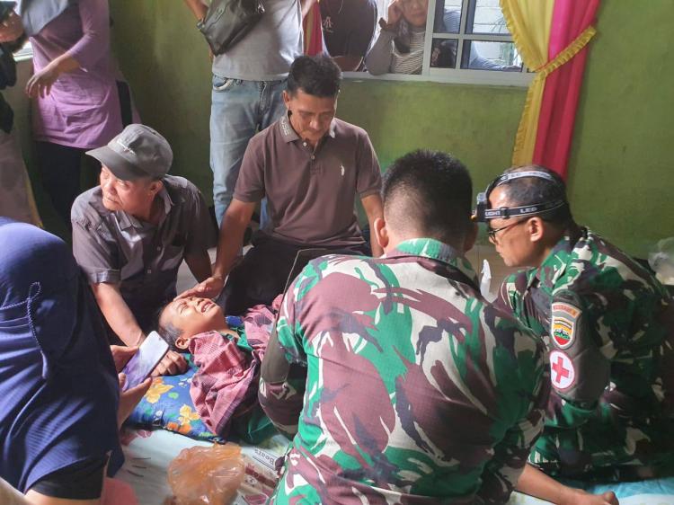 Timkes Satgas TMMD Kodim 0317/TBK Berikan Layanan Sunat Gratis ke Anak-anak di Karimun