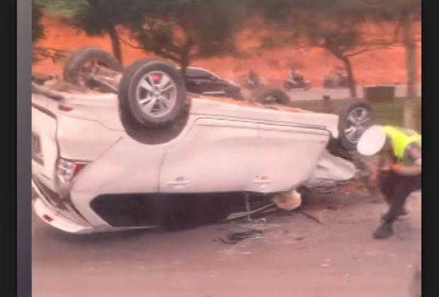 Avanza Terbalik di Depan Mega Legenda Batam, Sopir serta Penumpangnya Kabur