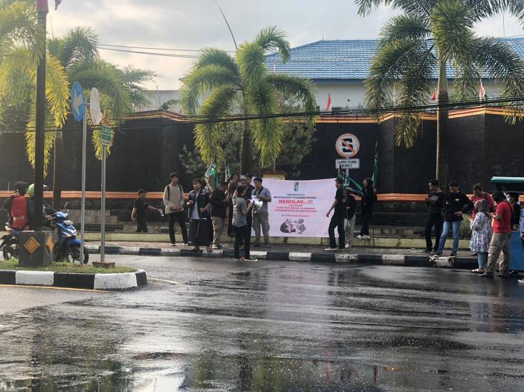 Protes HMI Tanjungpinang-Bintan: Tolak Kenaikan Tarif Pelabuhan di Tengah Hujan, Dukungan Warga di Kain Putih