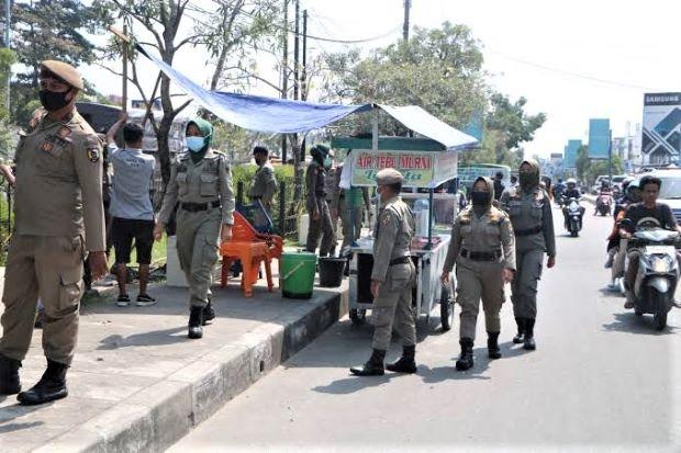 Walaupun Dilarang, Masih Ada Pedagang Jualan di Trotoar Jalan HR Soebrantas Pekanbaru