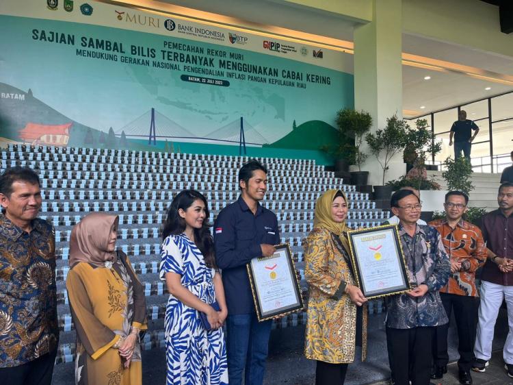 Sambal Teri Batam Berbahan Cabai Kering Tembus Rekor MURI
